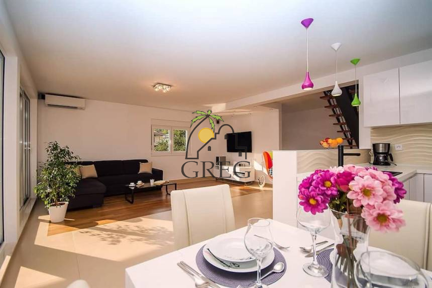 Croatia, Middle Dalmatia, Omis - House, for sale