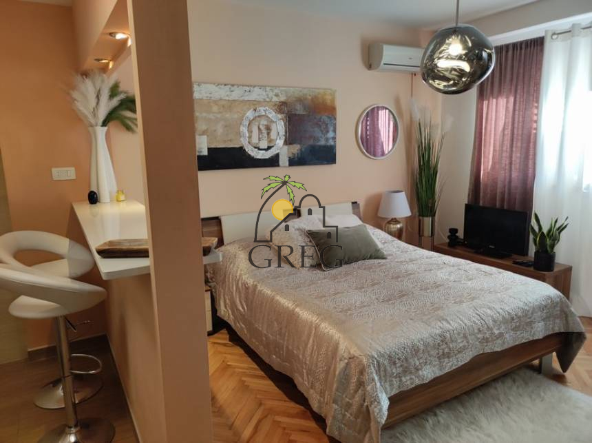 Croatia, Middle Dalmatia, Makarska - Apartment building, for sale