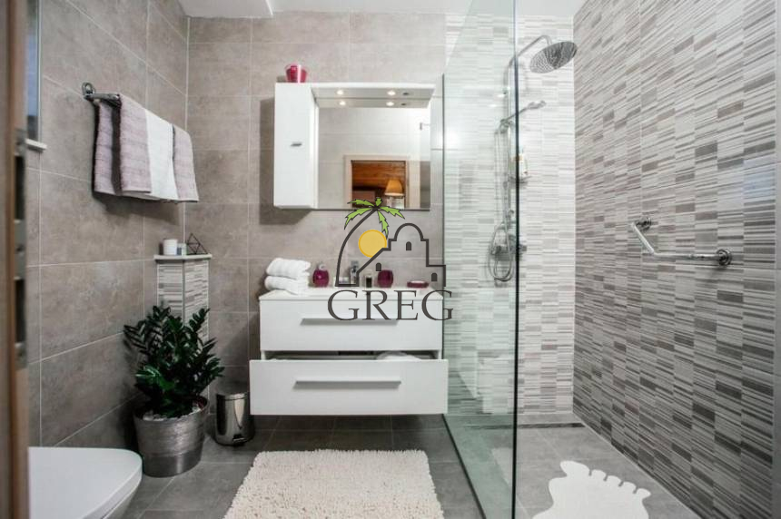 Croatia, Middle Dalmatia, Makarska - Apartment building, for sale