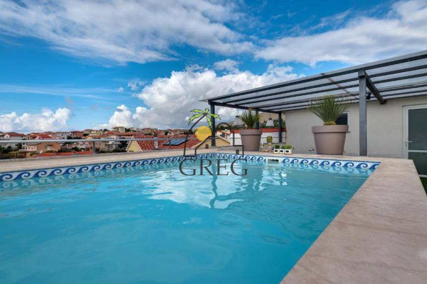 Croatia, North Dalmatia,  - Apartment building, for sale