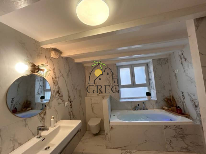 Croatia, Middle Dalmatia, Kaštel - Stone house, for sale