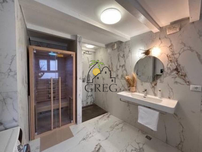 Croatia, Middle Dalmatia, Kaštel - Stone house, for sale