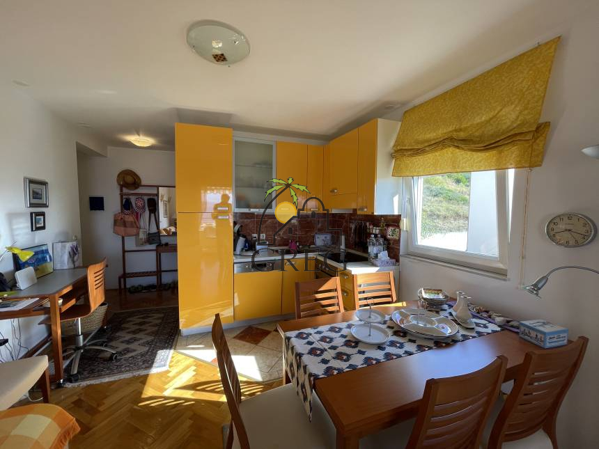 Croatia, Middle Dalmatia, Promajna - Apartment, for sale