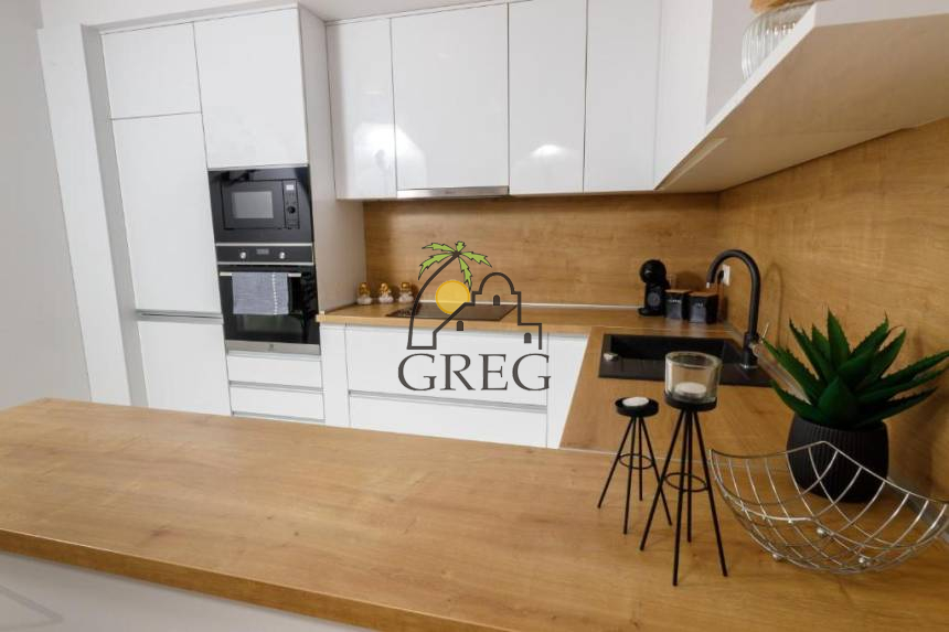 Croatia, Middle Dalmatia, Makarska - Apartment, for sale