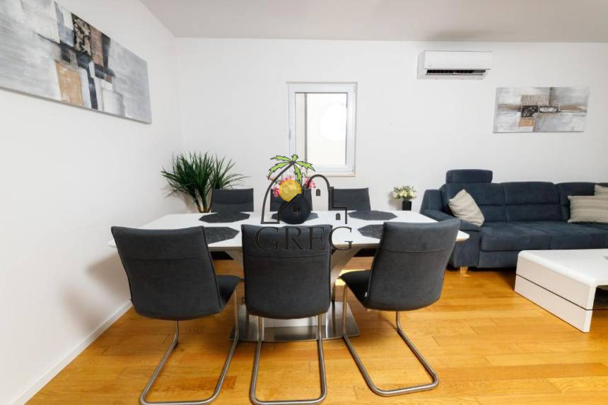 Croatia, Middle Dalmatia, Makarska - Apartment, for sale