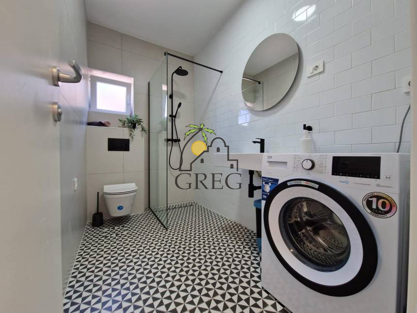 Croatia, Middle Dalmatia, Makarska - Apartment, for sale