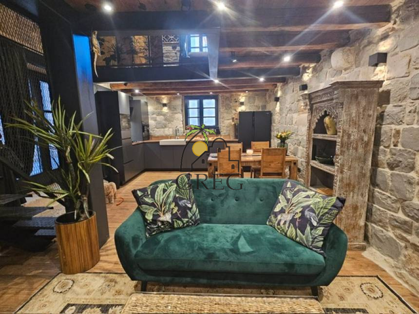 Croatia, Middle Dalmatia, Kaštel - Stone house, for sale