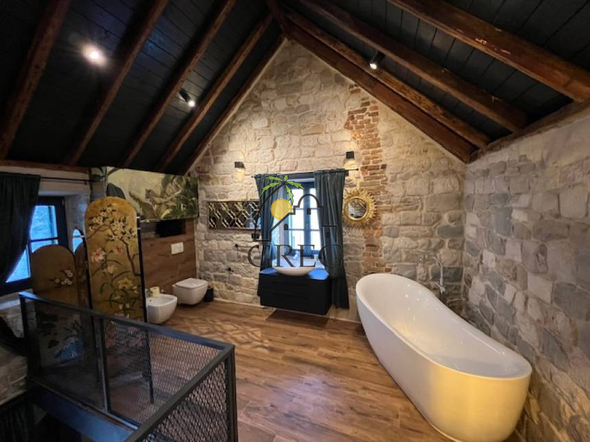 Croatia, Middle Dalmatia, Kaštel - Stone house, for sale