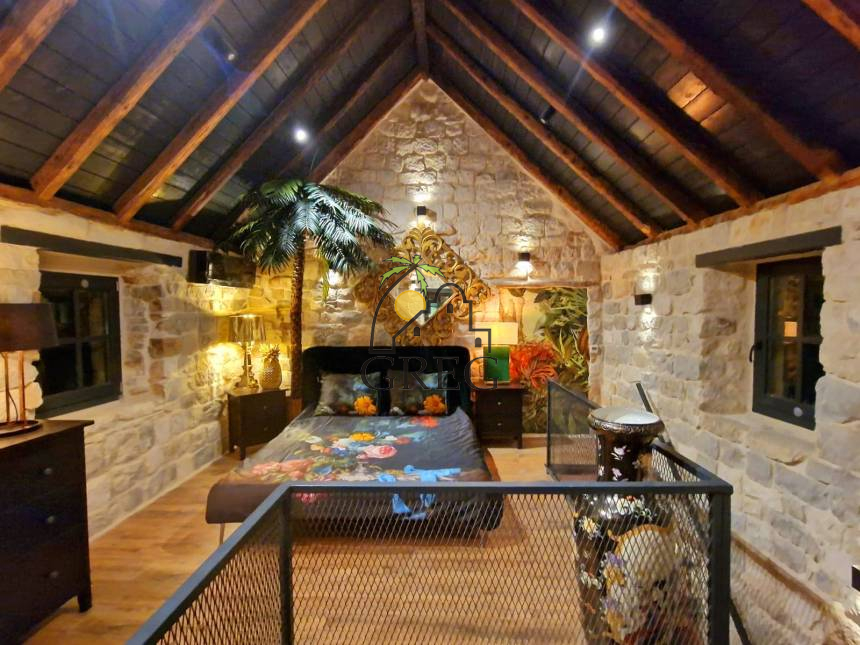 Croatia, Middle Dalmatia, Kaštel - Stone house, for sale