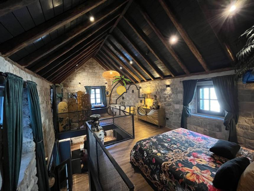 Croatia, Middle Dalmatia, Kaštel - Stone house, for sale