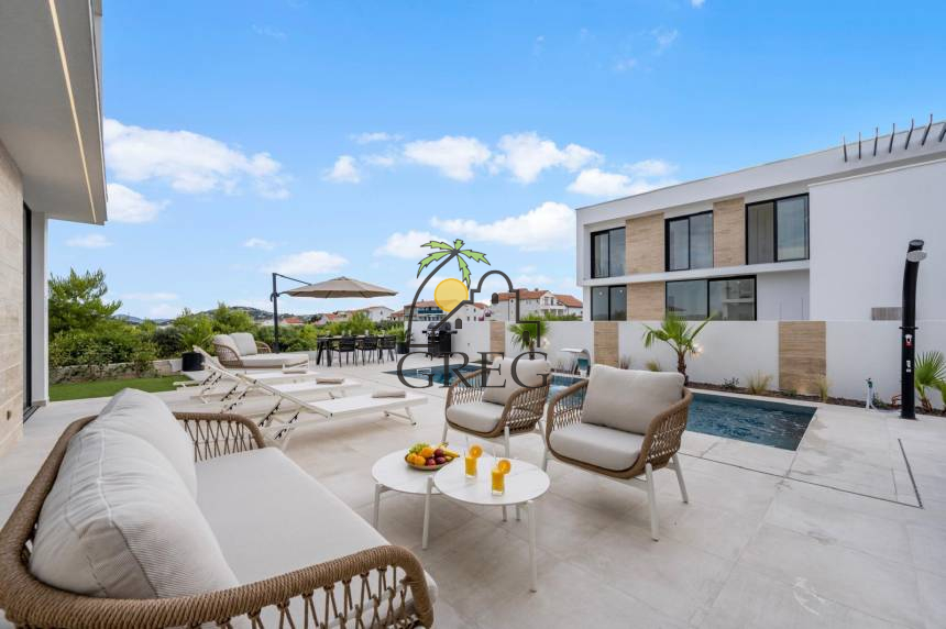 Croatia, North Dalmatia, Tribunj - Semi-detached house, for sale