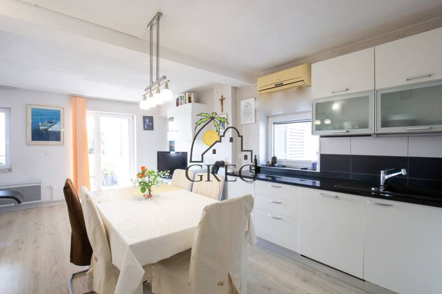 Croatia, North Dalmatia,  - Apartment building, for sale