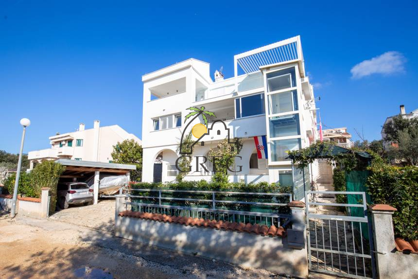 Croatia, North Dalmatia,  - Apartment building, for sale