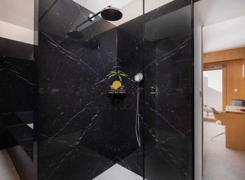 Croatia, Middle Dalmatia, Omis - House, for sale