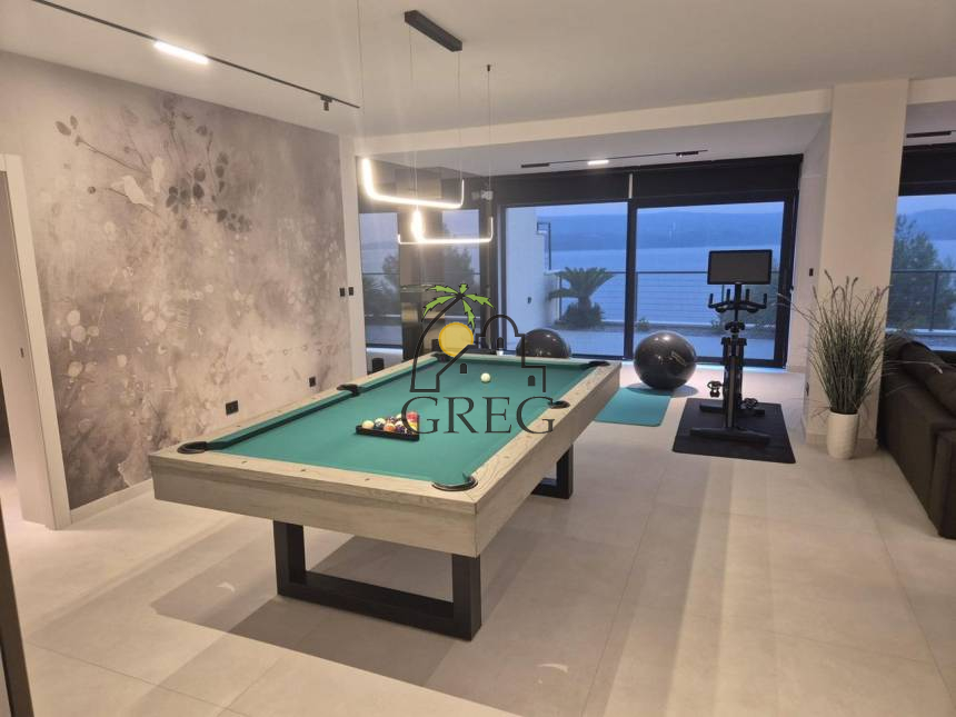 Croatia, Middle Dalmatia, Omis - House, for sale