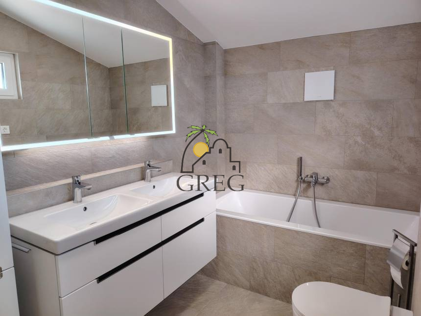 Croatia, Middle Dalmatia, Kaštel - House, for sale