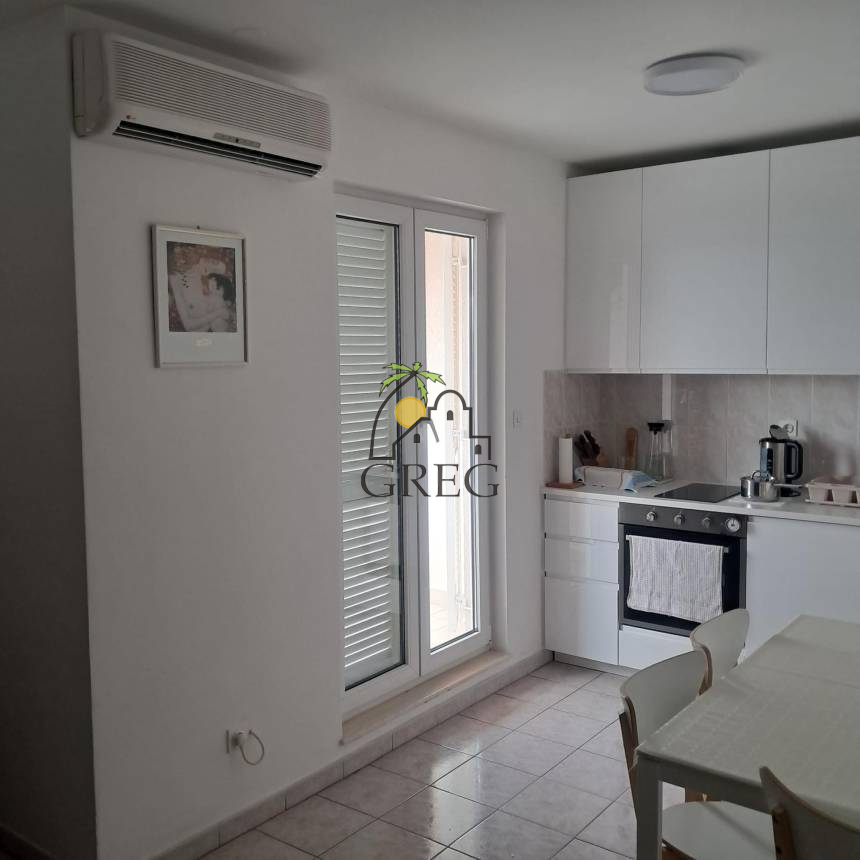 Croatia, Middle Dalmatia, Omis - Apartment, for sale